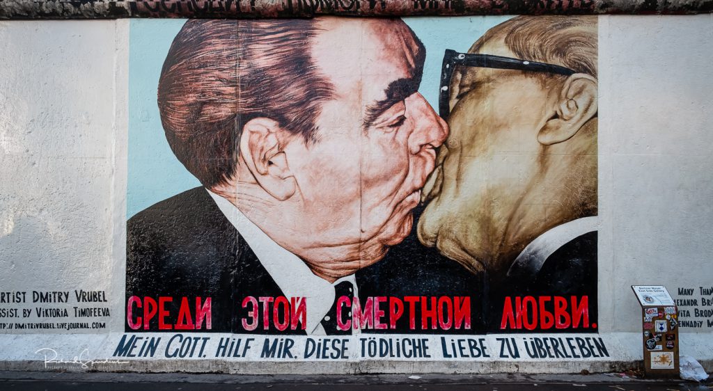 street photography - street photographer - image showing the wall mural entitled the kiss - berlin wall