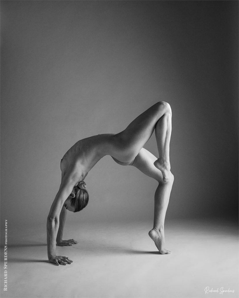 Artisitic nude photography - Artistic nude Photographer - dancer performing a handstand arch