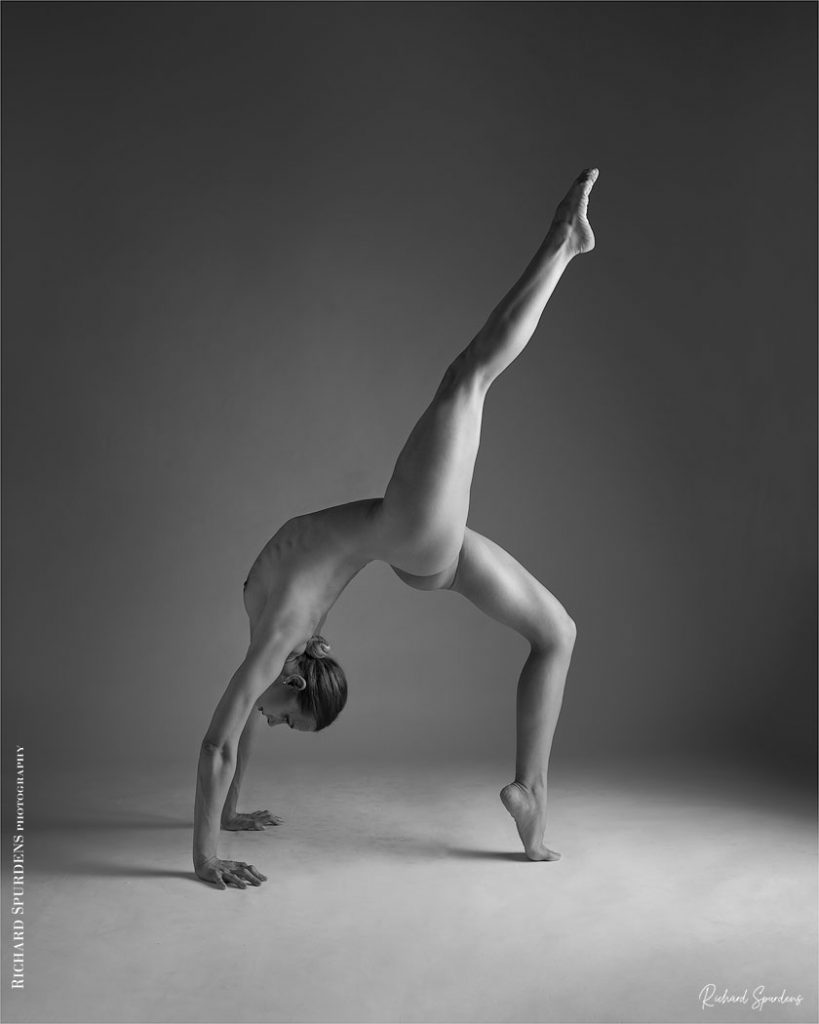 Artisitic nude photography - Artistic nude Photographer - dancer performing a handstand arch with one leg vertical